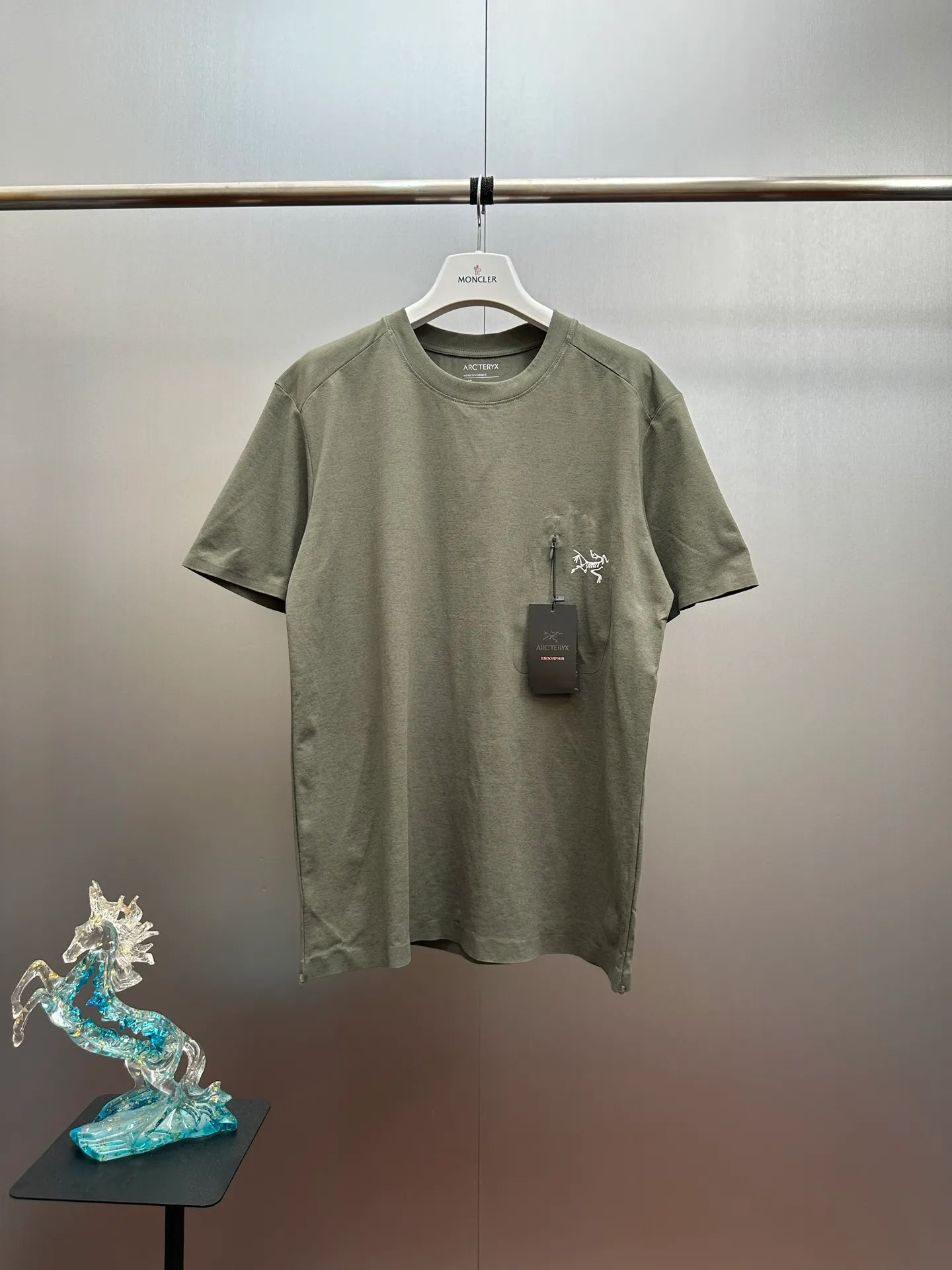 ARC‘TERYX/ 2026 New Arrival T ： Breathable ， ， ， ， 。 ：Classic ， ； ， ； ， 。 ： ， ， Versatile。 ， 、 、 。 ， ， ！ ：Black，White，Green，Brown Sizes：L-3x L
